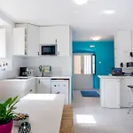 אכסניה Walls