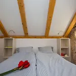 Walls Hostal